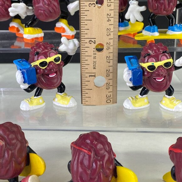 Vintage California Raisins Beach and Sports Figurines Mixed Lot of 16 - Picture 10 of 10